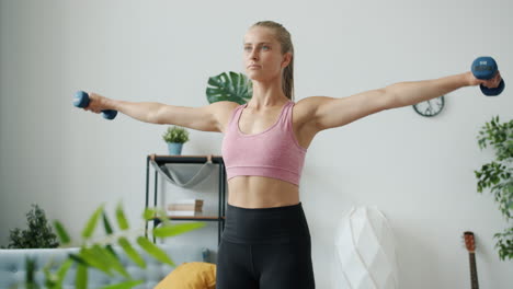 mujer haciendo un entrenamiento en casa