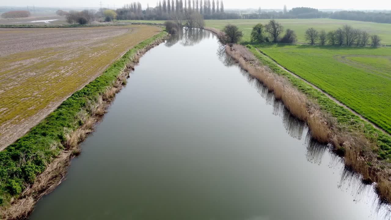 Ripresa aerea bassa con drone del fiume Stour nel Kent, Inghilterra.