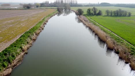 Niedrige-Luftdrohnenaufnahme-Des-Flusses-Stour-In-Kent,-England