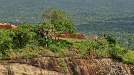 Primer-Plano-Cinematográfico-Aéreo-V8-De-Sigiriya-Sri-Lanka,-Drone-Volando-Alrededor-De-La-Roca-De-Sigiriya-En-La-Cima-De-Una-Colina-Capturando-Espectaculares-Ruinas-De-Un-Antiguo-Fuerte-Y-Restos-De-La-Residencia-Real---Filmado-Con-Cine-Mavic-3---Abril-De-2023