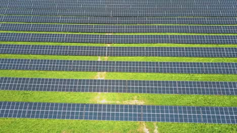 Vista-Aérea-De-Paneles-Solares-Granja-De-Células-Solares-Con-Luz-Solar.