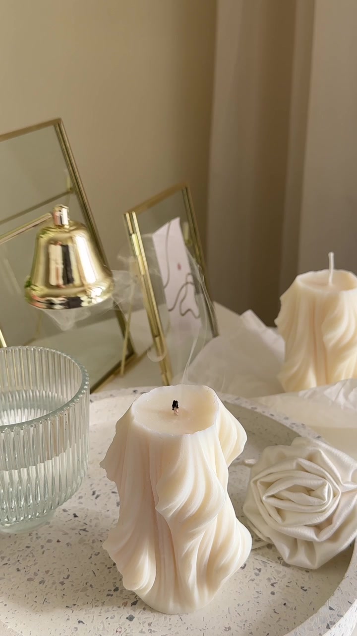 Éteindre une bougie décorative sculpturale avec un éteignoir doré