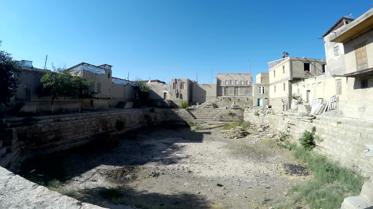 uzbequistão, bukhara, o pátio com piscinas vazias no bairro antigo da cidade