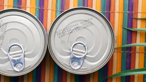 dos latas de atún en un placemat