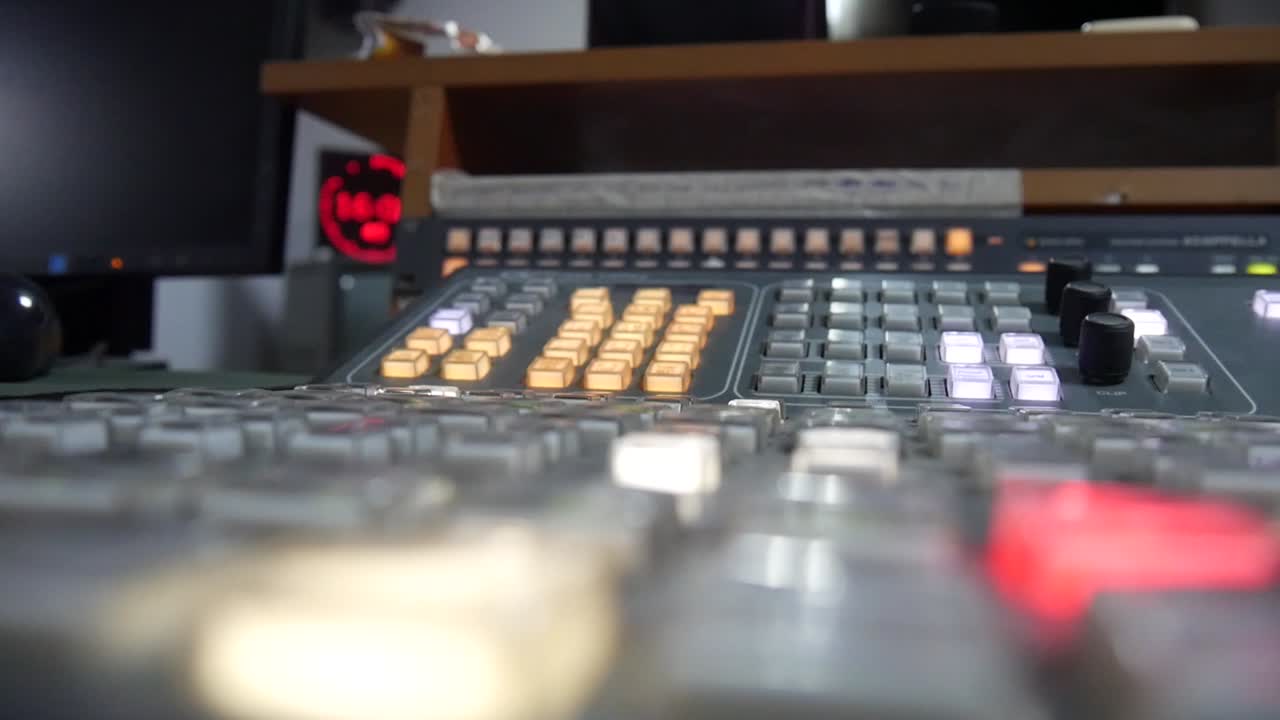 vista de ángulo bajo de luces parpadeantes en un tablero de conmutación de control de transmisión de televisión