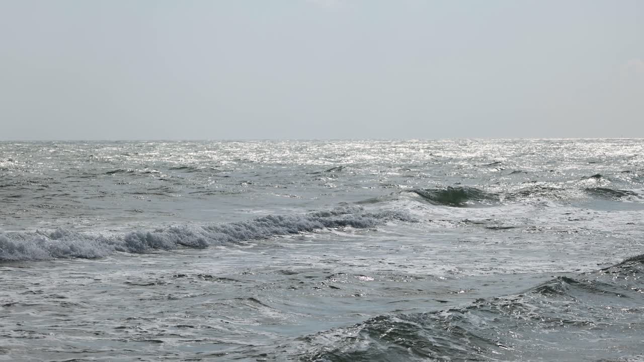 바다의 끊임없는 파도가 해변으로 굴러오고 있습니다.