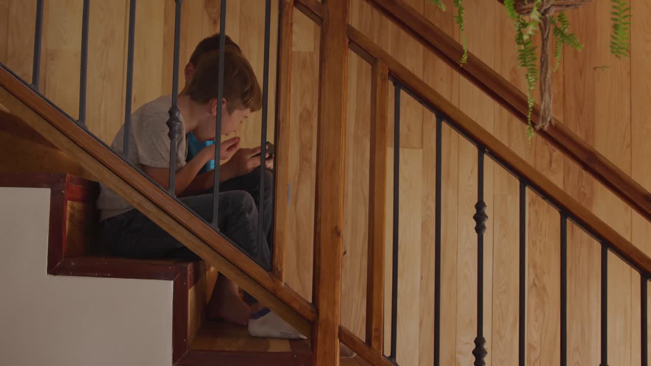 la familia pasa tiempo juntos en casa durante el día 4k