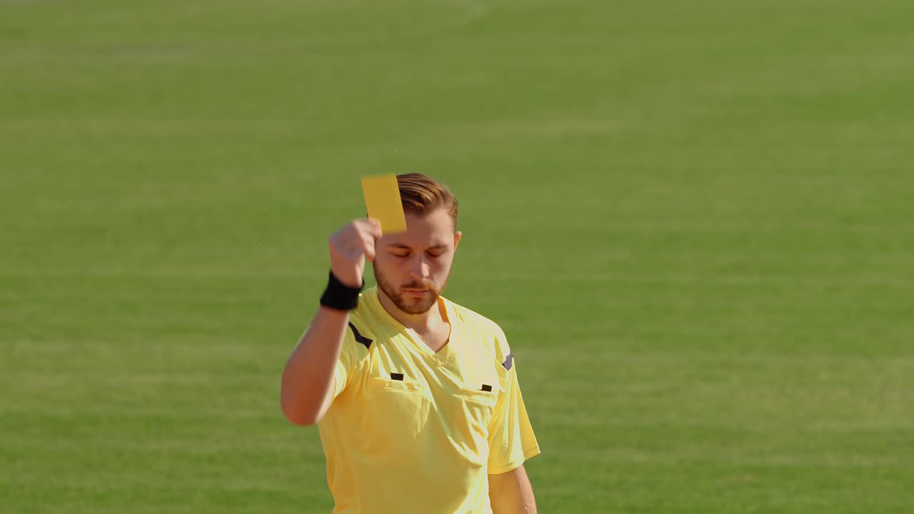 축구 심판은 페널티, 노란 카드, 빨간 카드, 75fps를 보여줍니다.