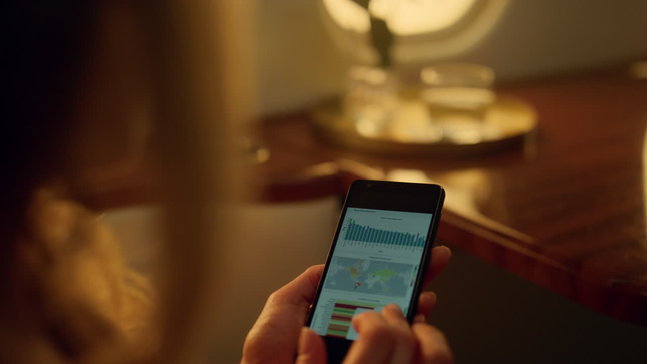 manos con gráficos de teléfonos inteligentes en primer plano. director ejecutivo desconocido trabajando en viajes de negocios