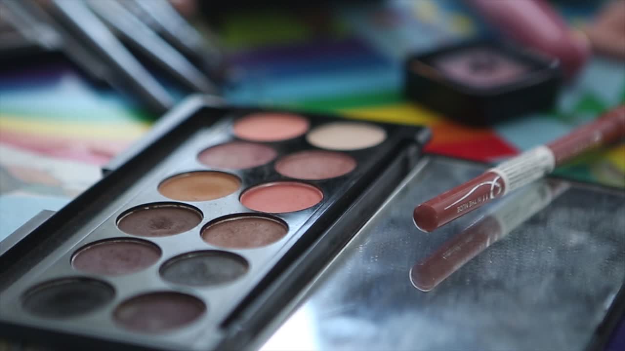 paleta de maquillaje y accesorios