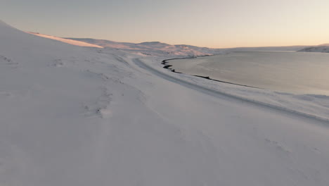 Hermosa-Playa-De-Arena-Negra-Cubierta-De-Nieve,-Paisaje-Invernal,-Muñeca