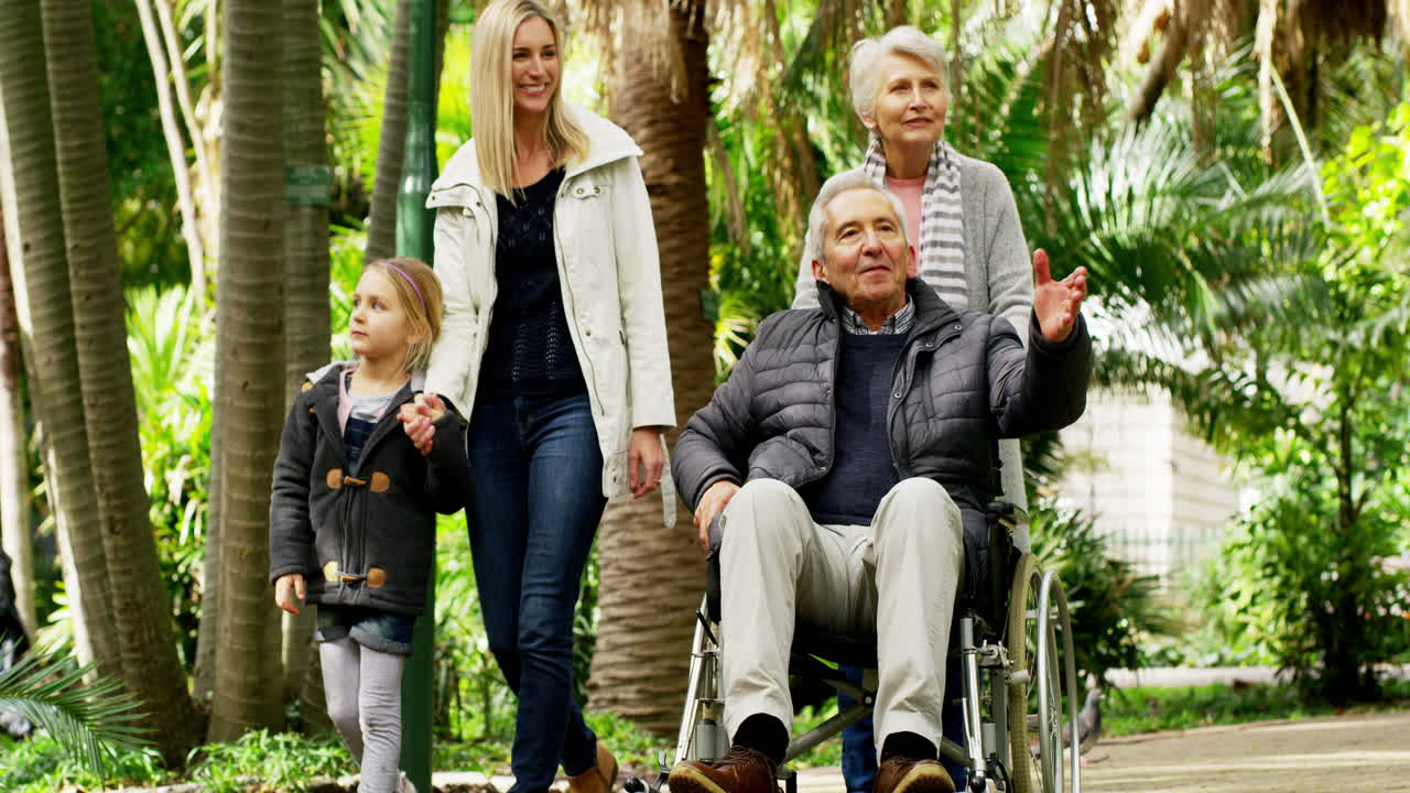 가족 을 모아 야외 에 나가십시오