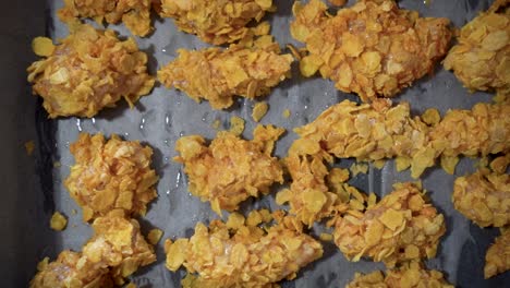 Rohes-Hähnchen-In-Cornflakes-Mantel-Auf-Einem-Backblech