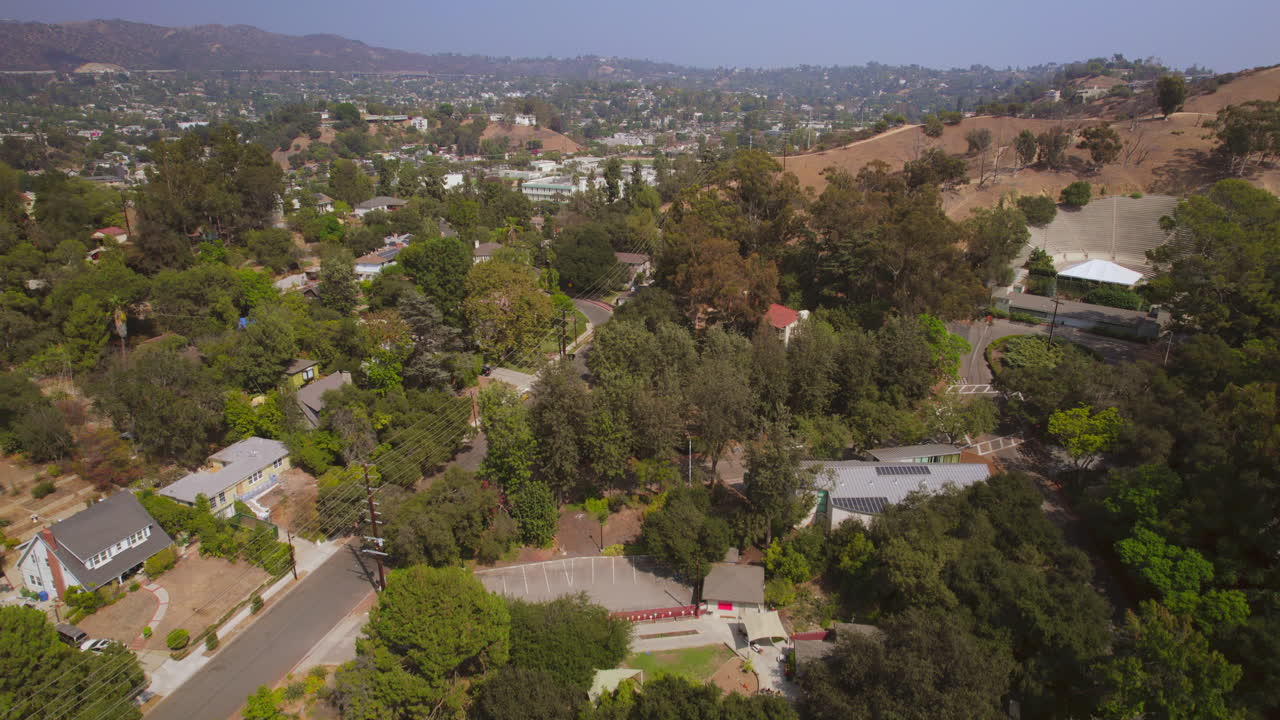 elevarse sobre casas y calles del barrio de eagle rock en los ángeles, california en un hermoso día