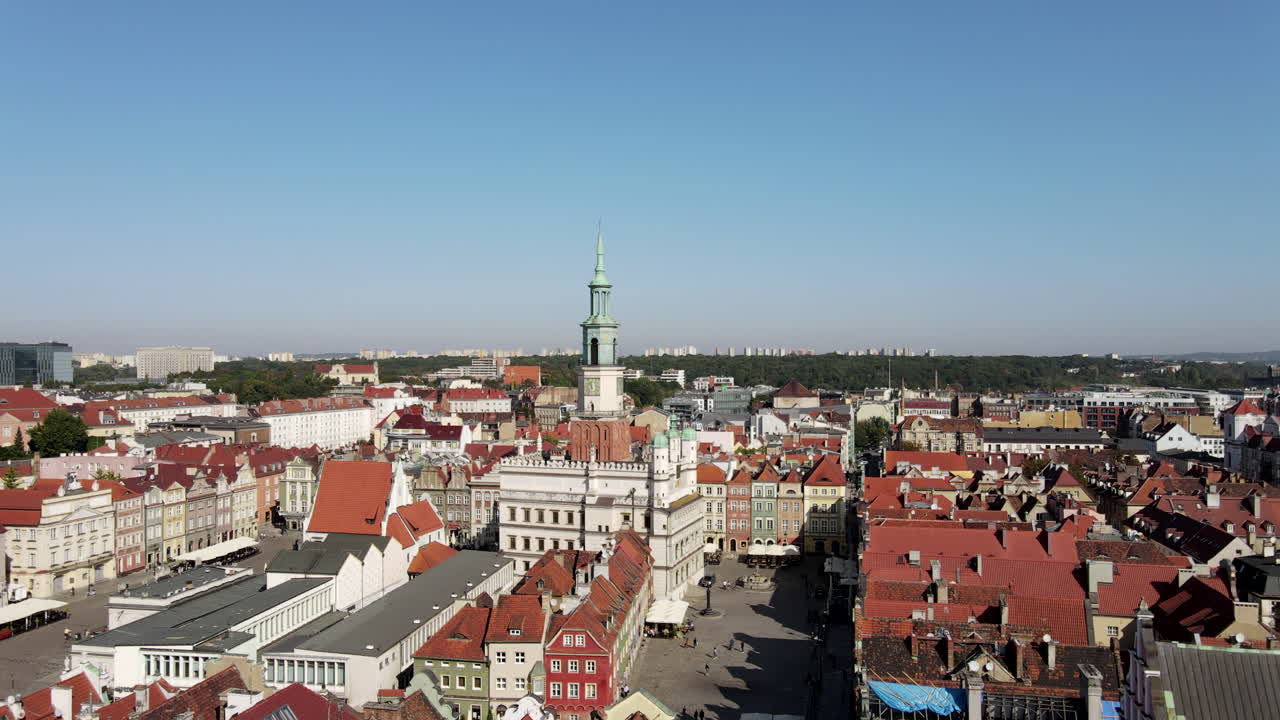 Edifici colorati situati in una piazza principale della città di Poznan