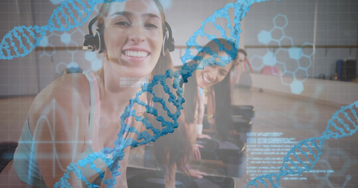 Instrutor ajustando microfone e contando flexões em treino de fitness, equipe sincronizando com gráficos de DNA.