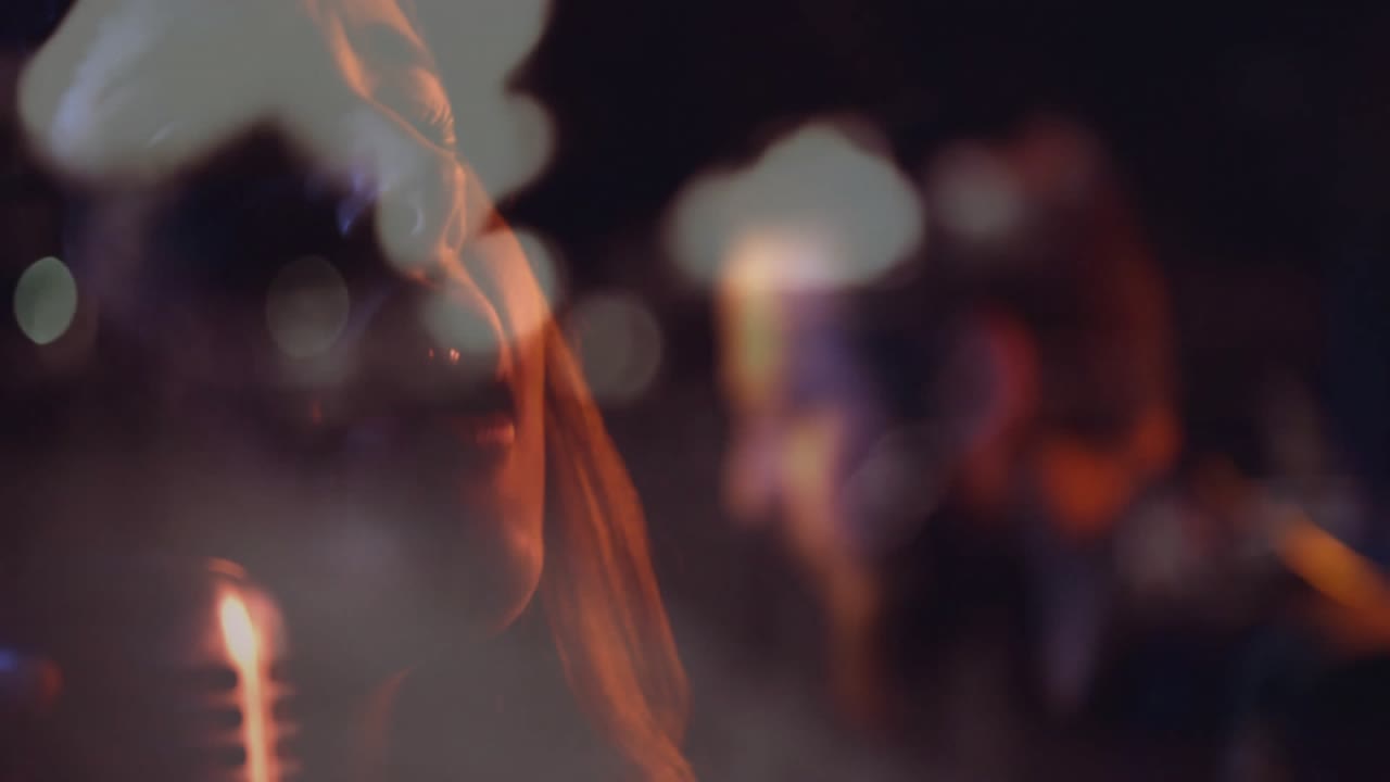Kvinde synger musikoptræden på scene om natten, med animerede lydbølgeeffekter og mikrofon