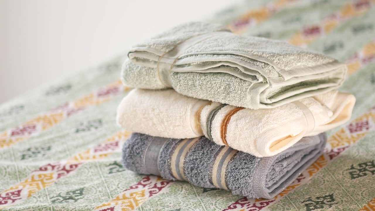 стопка сложенных полотенцев