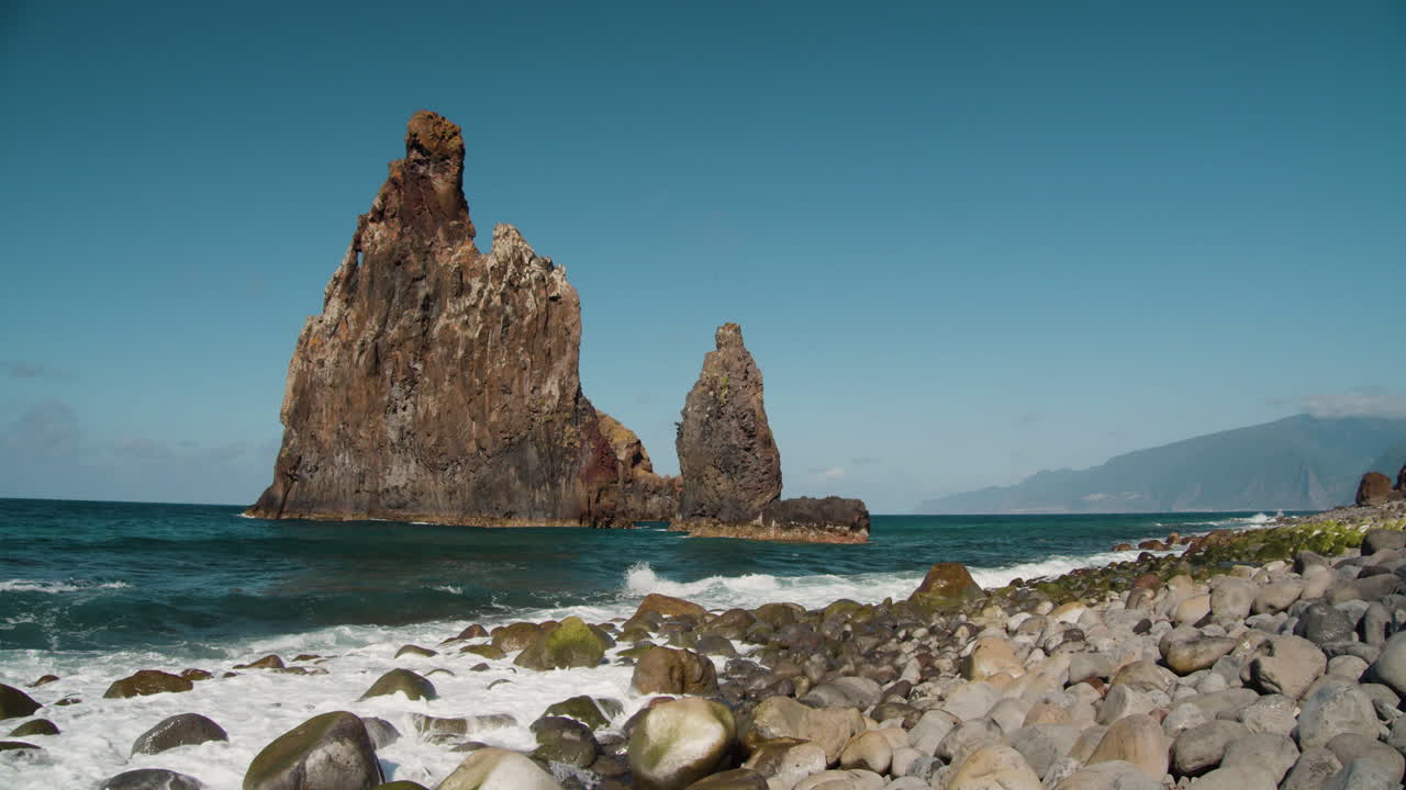 Paesaggio marino, incredibile spiaggia di Ribeira da Janela con enormi formazioni rocciose sulla costa nord di Madeira, Portogallo - tilt-up