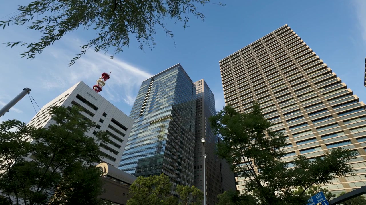 Edificios altos en la ciudad de Chiyoda, día de verano, Tokio, Japón