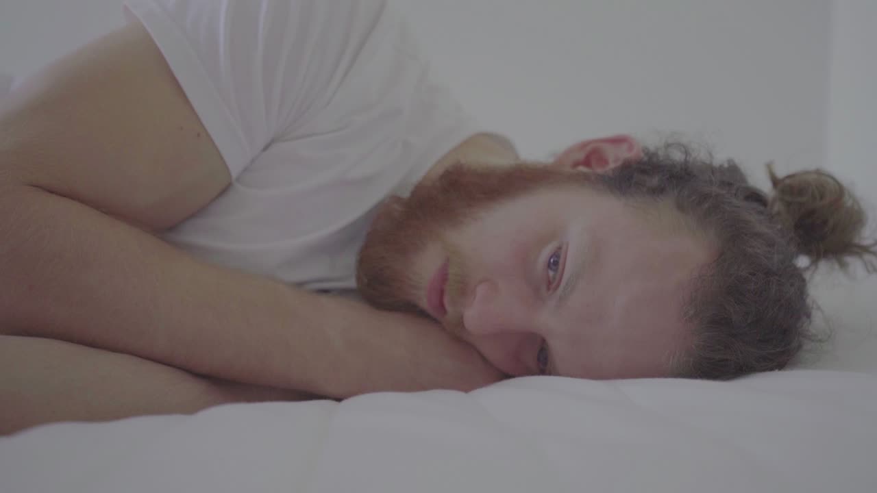 hombre acostado en la cama