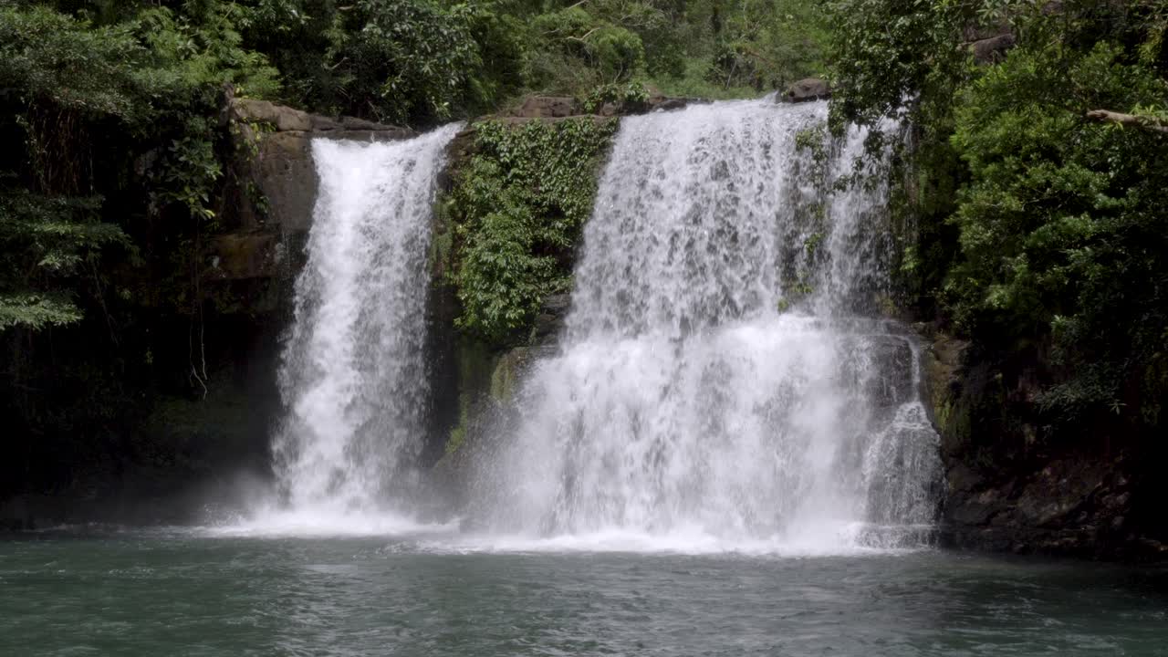 cascada de la jungla en cámara lenta en tailandia