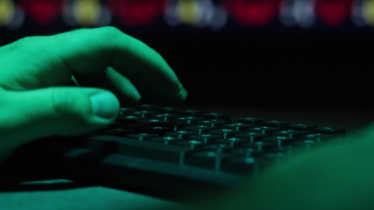 Persona che digita su una tastiera di notte