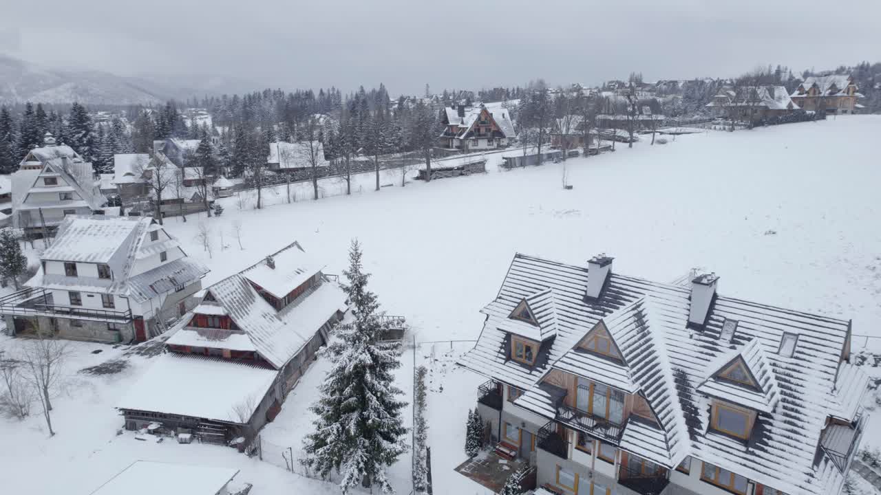 눈 인 산 마을의 공중 사진
