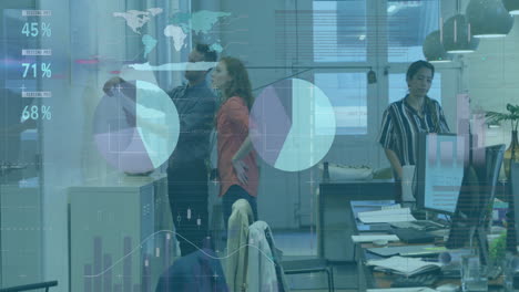 animación del procesamiento de datos financieros sobre diversas personas de negocios en la oficina