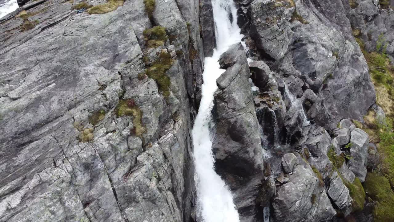 antena giratoria y en movimiento hacia atrás que muestra la posición del turista
