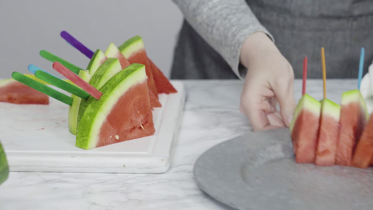 은 수박을 작은 조각으로 잘라