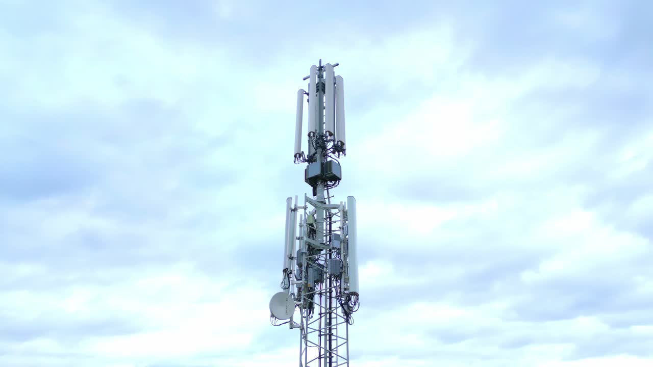 antena 4g y 5g de una torre de telecomunicaciones contra un cielo brillante con nubes