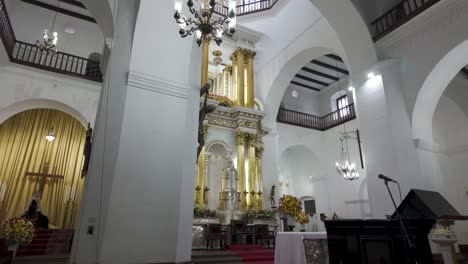 Elegante-Interior-De-La-Basílica-De-Nuestra-Señora-De-La-Candelaria-Con-Grandes-Candelabros,-Medellín,-Colombia