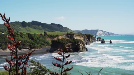 Vista-Panorámica-De-Las-Tres-Hermanas-Y-La-Roca-Elefante-En-Taranaki,-Nueva-Zelanda---Amplia