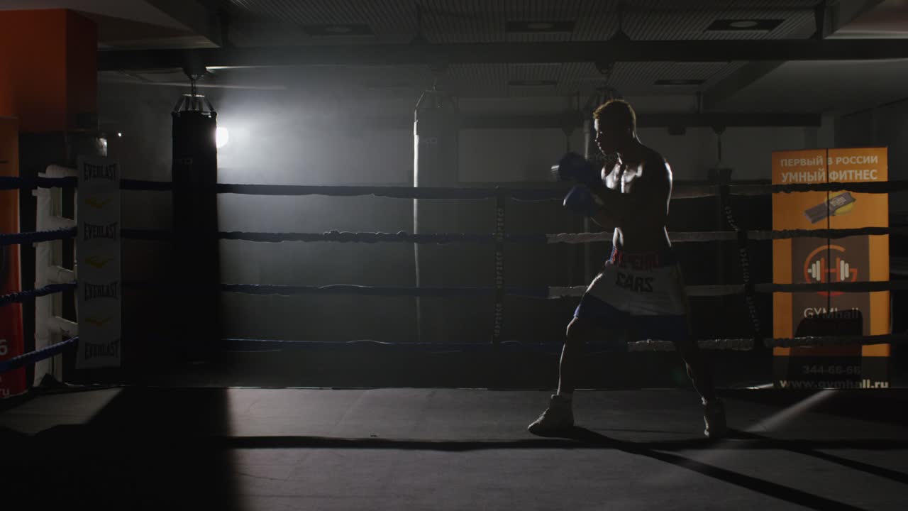 entrenamiento de boxeador en un ring de boxeo