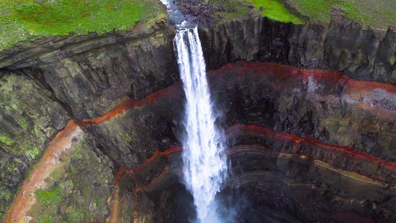 imágenes aéreas de drones de la cascada de aldeyjarfoss en el norte de islandia.