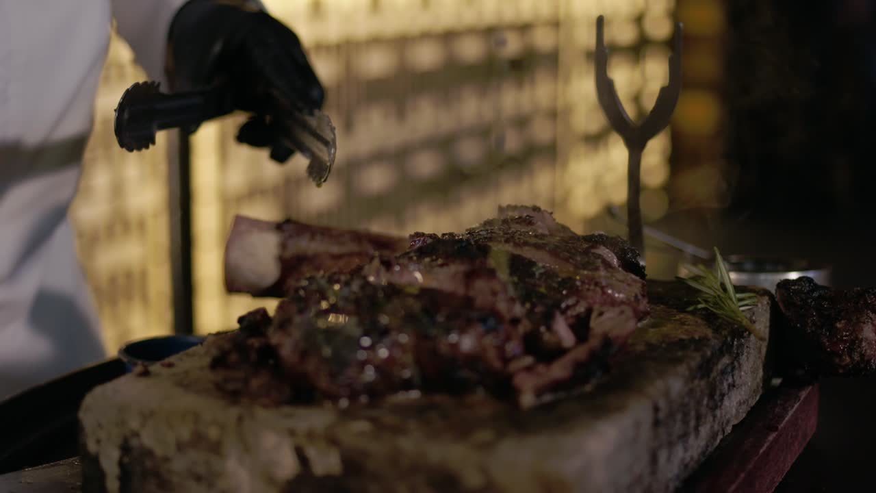 고기에 소스를 적용하여 맛을 높이고 맛있는 마무리를 제공합니다.