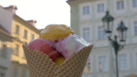 apetitoso helado de cono de waffle en el fondo de la calle