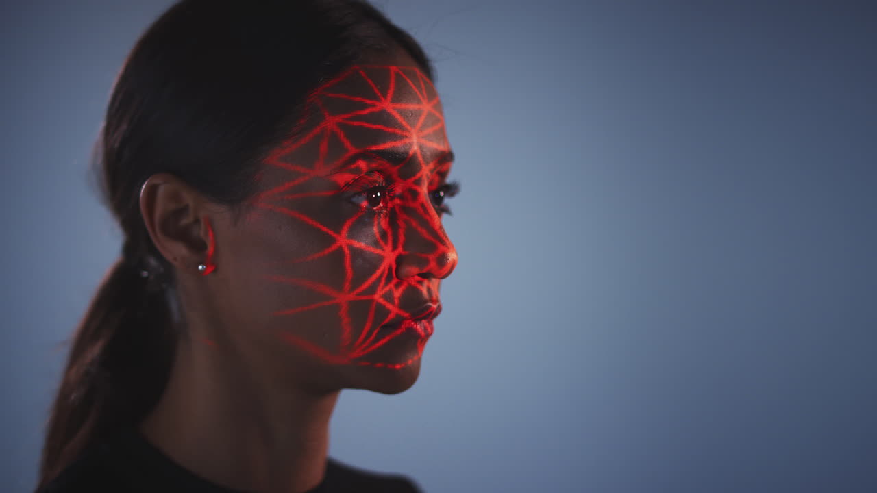 concepto de tecnología de reconocimiento facial como mujer tiene rejilla roja proyectada en la cara en el estudio