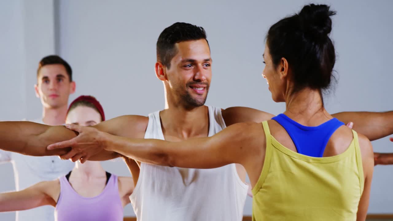 entrenadora que ayuda al hombre a hacer ejercicio