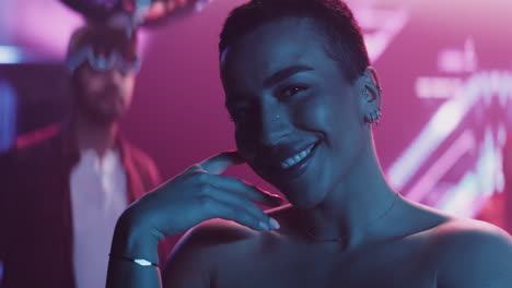 vrouw glimlacht in een nachtclub.