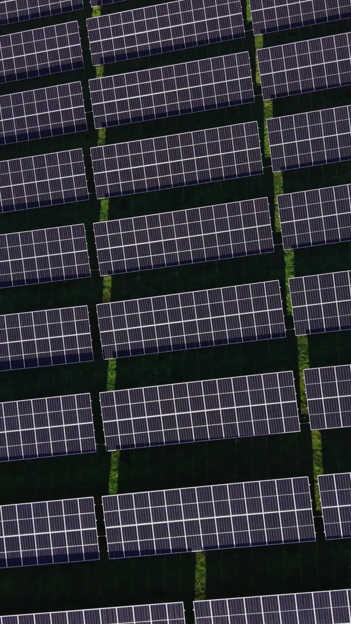 Pannelli solari disposti in file in una giornata di sole in un campo di energia rinnovabile