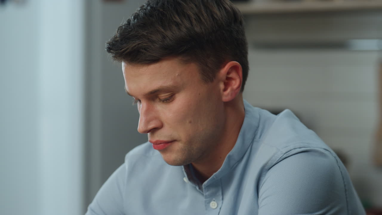 사람과 hr 매니저의 먼 인터뷰를 집에서 가까이에서 통과하는 사람. 프리랜서 작업.