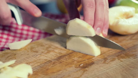 Rebanar-Manzana.-Cortando-Manzana.-Cocine-La-Manzana-Cortada-En-Una-Tabla-De-Madera-En-La-Cocina