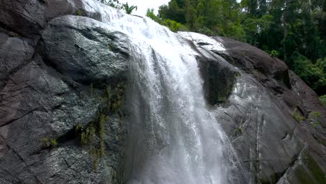 primer plano de la cascada telaga tujuh en malasia, drone ascendiendo