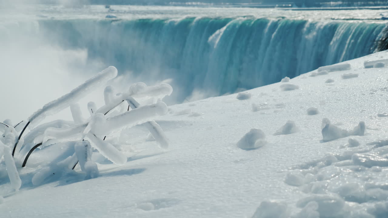 얼음과 눈으로 얼어붙은 나이아가라 폭포의 겨울 09