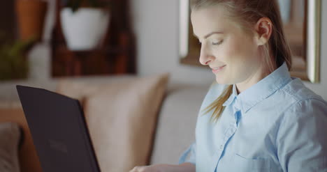 Mujer-Sonriente-Que-Trabaja-En-La-Computadora-Portátil-En-La-Oficina-En-Casa-Empresaria-Escribiendo-En-El-Teclado-De-La-Computadora-3