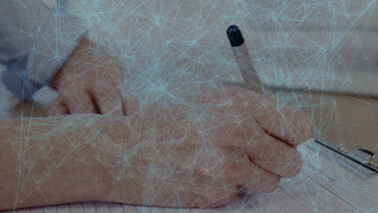 Dopo aver esaminato un modulo, una donna esegue tratti precisi con la penna mentre sposta la carta per l'archiviazione aziendale.