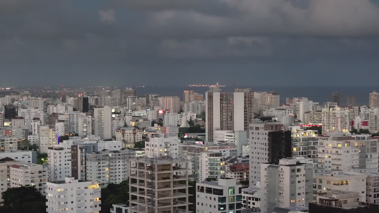 tomada de un avión no tripulado de un moderno barrio residencial de santo domingo, república dominicana, edificios de apartamentos bajo un cielo nublado