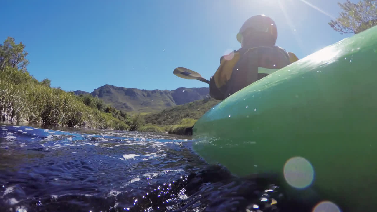 mujer en kayak en el lago en el campo 4k